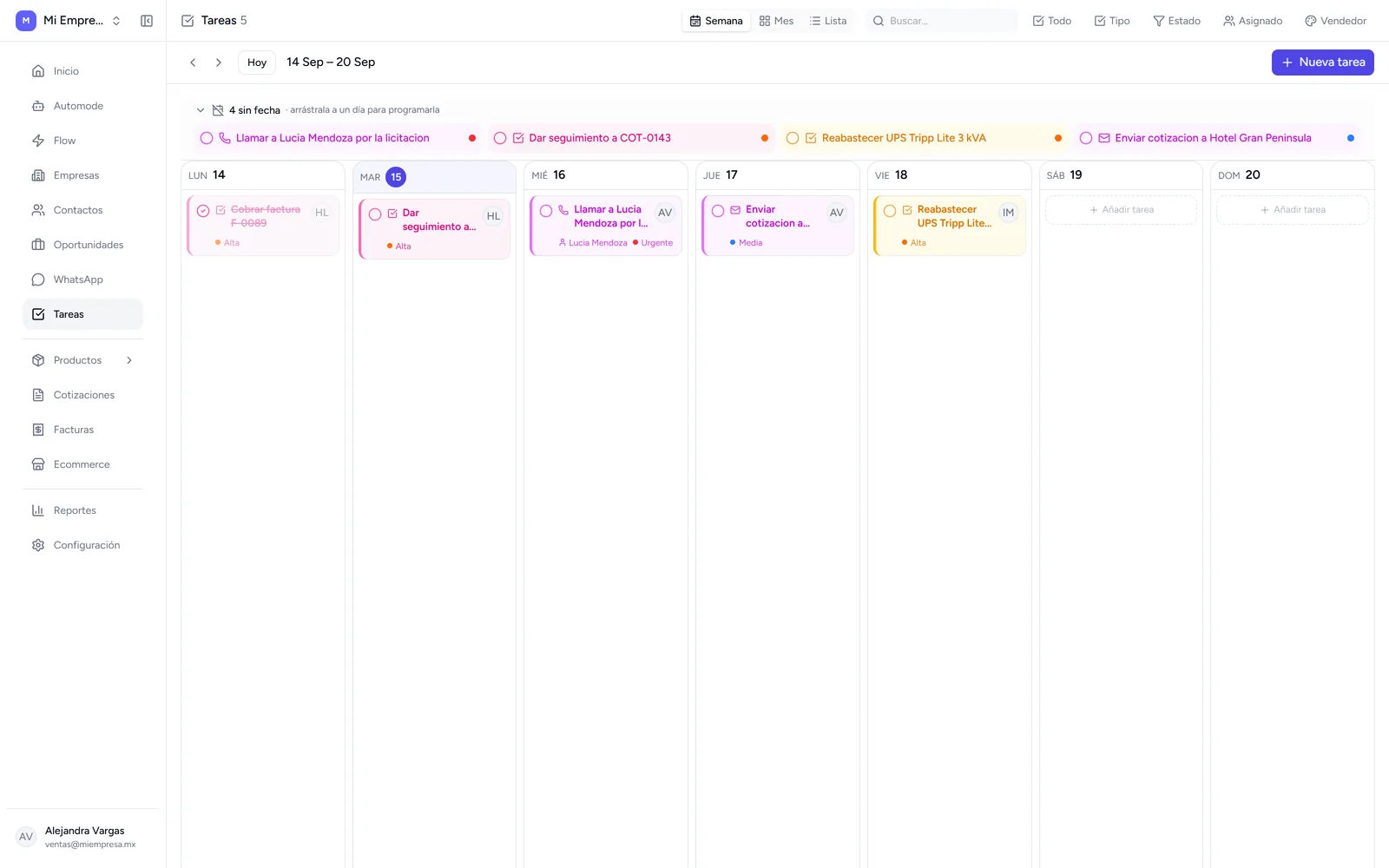 Calendario semanal de tareas de HyperFlow: llamadas, seguimientos y cotizaciones repartidos por día, con su prioridad y responsable.