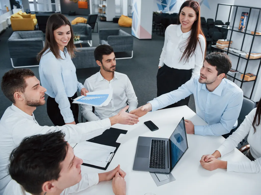 Equipo de consultores cerrando un acuerdo en una reunión de oficina